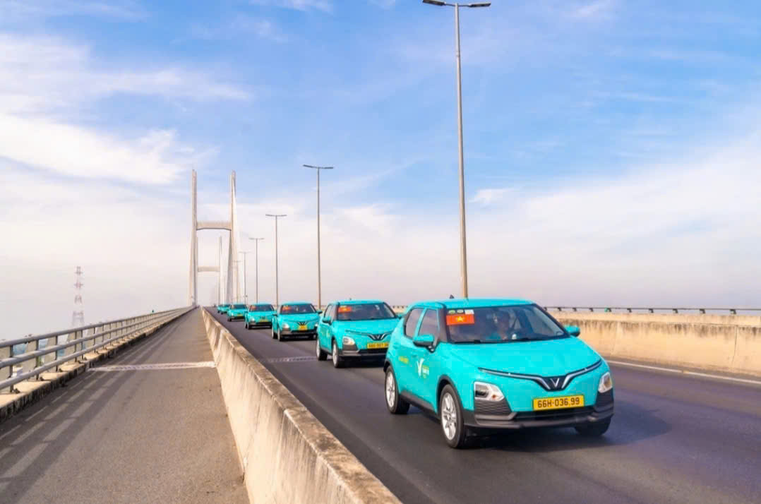Hình ảnh xe Taxi Xanh Pleiku đang đón khách tại trung tâm thành phố, tài xế chuyên nghiệp, dịch vụ nhanh chóng.