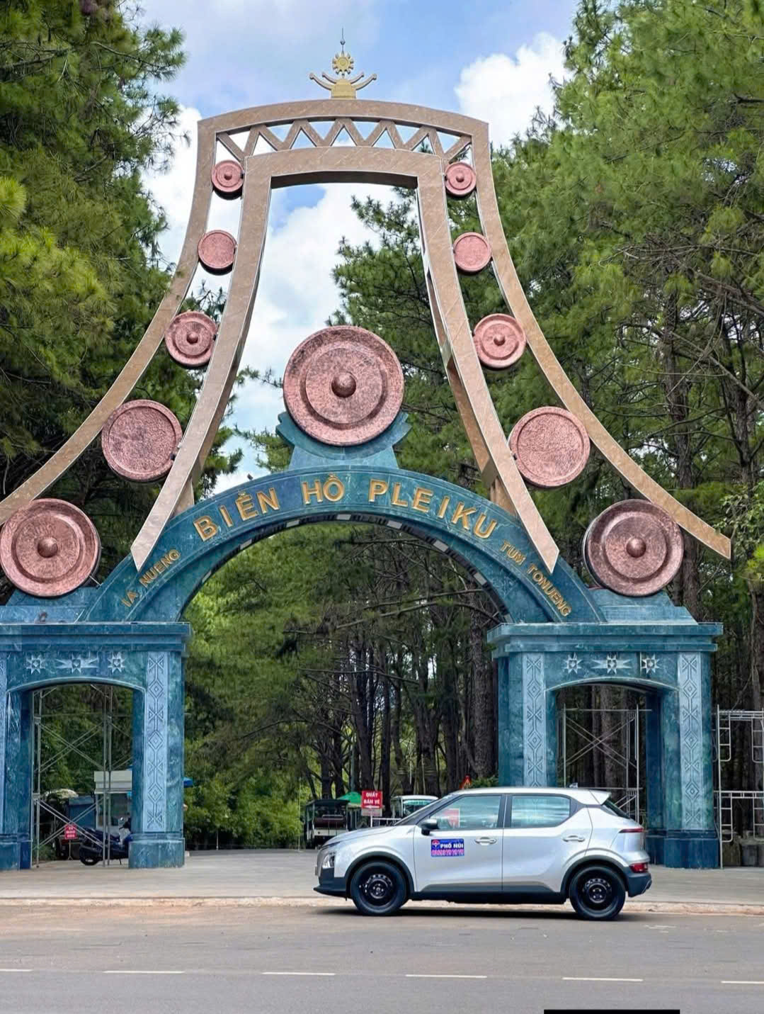 Taxi đưa khách đến Biển Hồ Pleiku Gia Lai